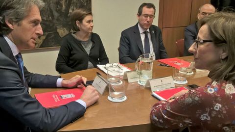 El ministro de Fomento, ��igo de la Serna, y la consejera de Infraestructuras, conversan con Carmen Moriy�n y Fernando Couto, al fondo.El ministro de Fomento, ��igo de la Serna, y la consejera de Infraestructuras, conversan con Carmen Moriy�n y Fernando Couto, al fondo