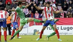 Carlos Pita, recibiendo una entrada de un jugador del Sporting en el �ngel Carro.