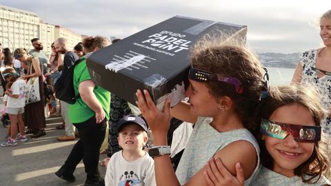 Eclipse total desde el paseo mar�timo de A Coru�a y las playas de Riazor y el Orz�n