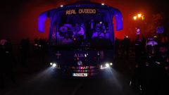 Autobús del Real Oviedo llegando al Carlos Tartiere