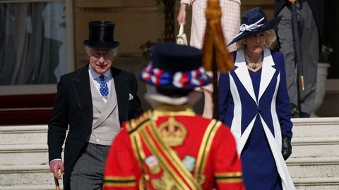 Carlos III y Camila, este mi�rcoles durante un acto en los jardines del palacio de Buckingham