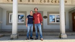 Jos� Portela y Roi Rigueira, en la puerta del Ayuntamiento tras la firma del acuerdo de gobierno
