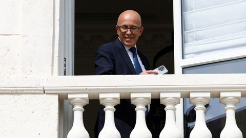 Éric Ciotti mira por una ventana de la sede del partido en París.