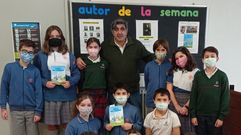 Jes�s D�az Insua, y sus alumnos del colegio Calasanz, con el libro sobre el confinamiento 