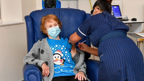 Una abuela brit�nica, primera persona en recibir la vacuna de Pfizer