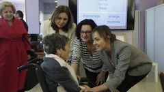 La conselleira de Pol�tica Social, Fabiola Garcia, hablando con una usuaria en la inauguraci�n del centro de la Asociaci�n de Da�o Cerebral Adquirido (Adaceco) en Culleredo