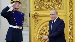 Un miembro de la guardia de honor saluda a Putin en el Kremlin