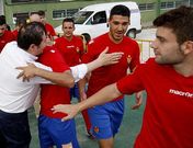 Mois�s recibe la palmada afectuosa del presidente ourensanista en su llegada a O Couto.