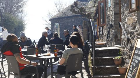 Animaci�n en O Cebreiro, con peregrinos y visitantes en la Semana Santa