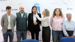 La concejala nacionalista Genoveva Betanzos limpia las lgrimas a Tania Redondo, este medioda en la rueda de prensa celebrada en la OMIC de Ribeira.