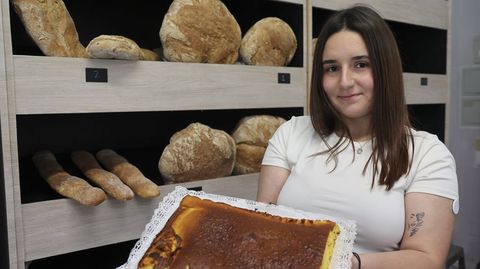 Érica García en el establecimiento de la rúa da Muíña, en Santiago, que abrió casi por casualidad: «Un día que fomos ao cine vimos que se alugaba este local. O señor anterior cerrara o despacho por motivos de saúde e a miña parella convenceume de que era unha sinal. Fixemos unha boa reforma antes de abrir e, ao final, alegreime porque ten moitísimo éxito».