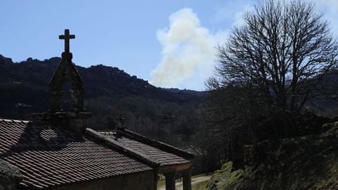 Las llamas siguieron activas en algunas zonas de la sierra del Xurs hasta el final de la maana del martes.