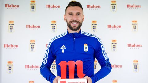 Borja Bast�n, con el premio a mejor jugador de octubre en el Oviedo