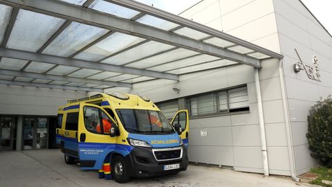 Una ambulancia en el centro de salud de O Salti�o en una imagen de archivo.