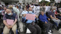 Protesta ante las puertas del CAMF