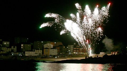 Foto de archivo de fuegos artificiales lanzados durante las fiestas de A Maruxaina que se celebran en San Cibrao, Cervo