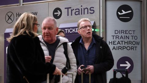 Viajeros, esperando para desplazarse al aeropuerto de Heathrow, en Londres, en una imagen de archivo. 