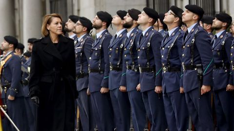 Imagen de archivo con la ministra de Defensa pasando revista