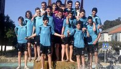 Los jugadores de la EF Lal�n cadete B se ba�aron ayer en la fuente junto al Cortizo para celebrar el ascenso.