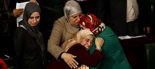 Diputadas celebran la firma de la nueva Constituci�n, la primera del mundo �rabe que incluye la igualdad entre hombres y mujeres.