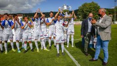 Rafael Louz�n y Santiago Freire entregaron la copa de campe�n a Canabal