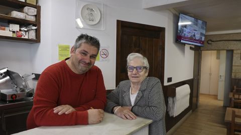 Alberto, al frente de la pulpera Los Sobrinos del Padre, junto a su madre Carmen y, de fondo, el plato serigrafiado con el retrato de ella y su marido (fallecido el ao pasado), quienes regentaron desde 1970 este establecimiento histrico de la ra Fonte de San Miguel, el cual figura en numerosas guas de viajes y cada vez es visitado por ms turistas.