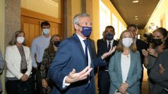 Alfonso Rueda, junto a otros miembros del PP, tras su discurso de investidura.