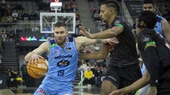 Mavra sufre la presi�n de varios rivales en el partido en la cancha del Granada.