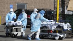 Profesionales sanitarios de un hospital neoyorquino de Brooklyn transportan cad�veres de fallecidos por COVID-19
