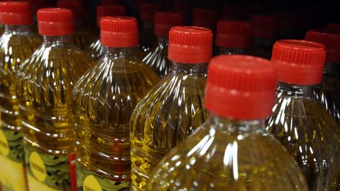 Botellas de aceite de oliva en una foto de archivo