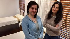 Laura Sueiras y Luc�a Brage, del colectivo Mousai, retratadas en un rinc�n de la exposici�n 