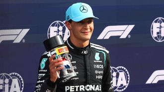George Russell posa con el trofeo de la pole de la esprint de Zandvoort.