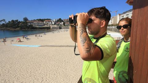 Socorristas vigilando la playa de Silgar el viernes