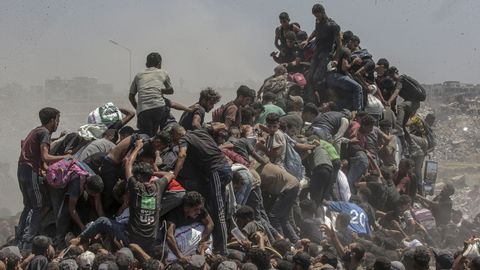 Palestinos en un punto de distribuci�n de alimentos en Zikim, el pasado 9 de abril