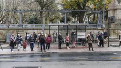 Imagen de archivo de ourensanos esperando al autob�s en la parada.