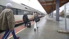 Unos viajeros de Lugo subindose este martes al media distancia de las 14.41 con destino de Ourense y luego enlazar con el AVE a Madrid