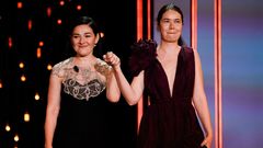 Las realizadoras rumanas Alina Grigore (d) y Adrian Paduretu han conseguido la Concha de Oro a la  Mejor pel�cula  por su cinta  Blue Moon  