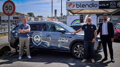 Diego Regueira, presidente del COB; Moncho L�pez, entrenador del COB; y Marc Andr�s Fern�ndez, de Blendio, con uno de los MG rotulados para el club