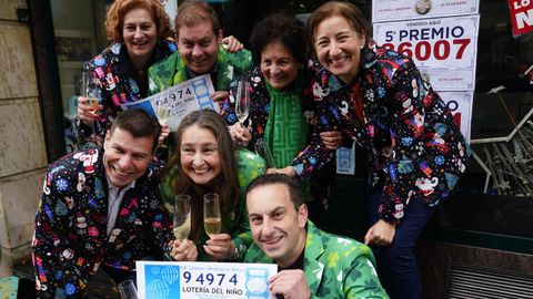 Los seis hermanos y la matriarca de la Administracin nmero 2 de Oviedo celebran este sbado el haber vendido dcimos del 94.974, agraciado con el primer premio del sorteo extraordinario de la lotera del Nio