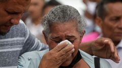 Familiares de reclusas en el exterior de una crcel de Honduras donde han muerto 46 mujeres