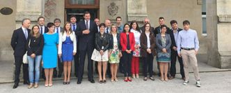 La nueva corporaci�n que los estradenses eligieron el 24M pos� frente a la casa consistorial al finalizar el pleno de constituci�n. 