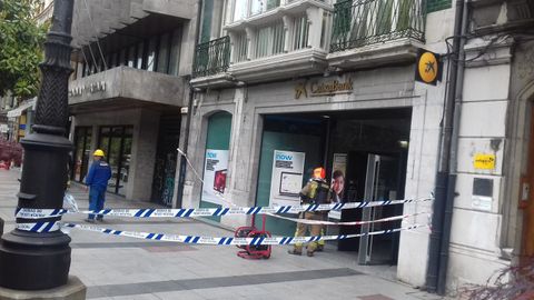 Los bomberos intervienen en un edificio de la calle Ur�a de Oviedo por una fuga de mon�xido de carbono