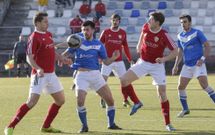 El delantero sofanista Ra�l y el malpic�n Fernando Varela disputan un bal�n en A Pedra Queimada. 