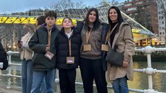 Os tres estudantes e a concelleira, na viaxe a Bilbao