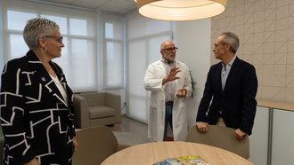 Concepci�n Saavedra, consejera Salud; Miguel Rodr�guez, gerente Hospital Monte Naranco y Antonio Blanco, director de Fundaci�n Alimerka