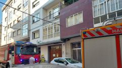 Los bomberos, frente a la casa en la que se produjo el incendio