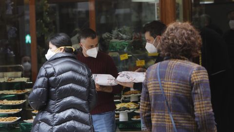Colas en las confiter�as para celebrar el D�a del Padre con un dulce