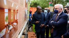 Francis K�r�, hace unas semanas, mostrando al presidente alem�n, Frank-Walter Steinmeier, el proyecto que dise�� para la sede del Goethe-Institut en Dakar, en una imagen de Europa Press.