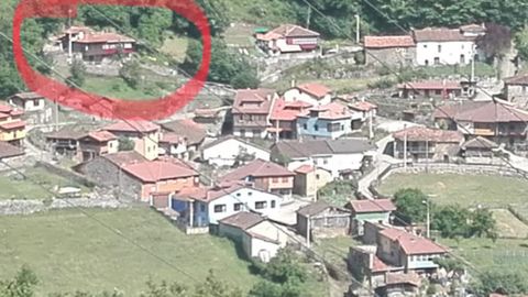 Rodeada en rojo, una de las casas arrasadas por el argayu en La Cortina