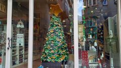 Escaparate de Mercera La Moderna, que gan el premio del concurso de Navidad 2024 del Concello do Carballio.